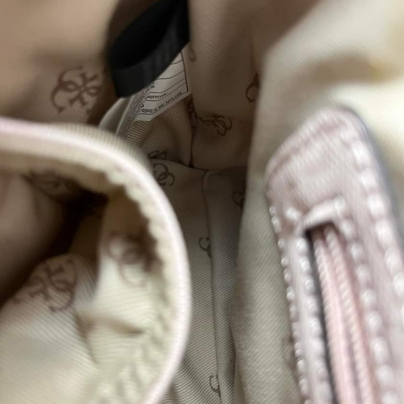 GUESS Dilla Quilted Logo - Picture 2 of 16